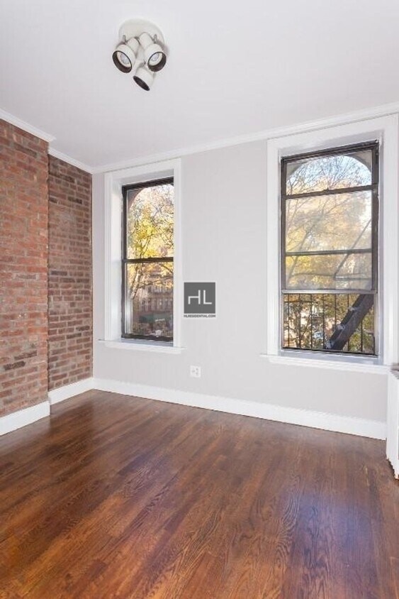 Building Photo - Mott Street