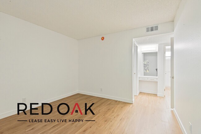 Foto del edificio - ~1 Month FREE~ Sun Drenched Two Bedroom wi...