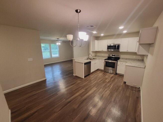 Foto del edificio - 3 bed 2 bath 2 car garage with fenced back yard.