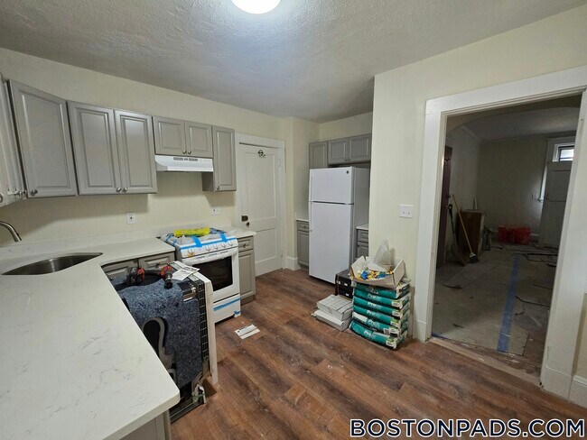 Building Photo - 16 Lakeville Rd