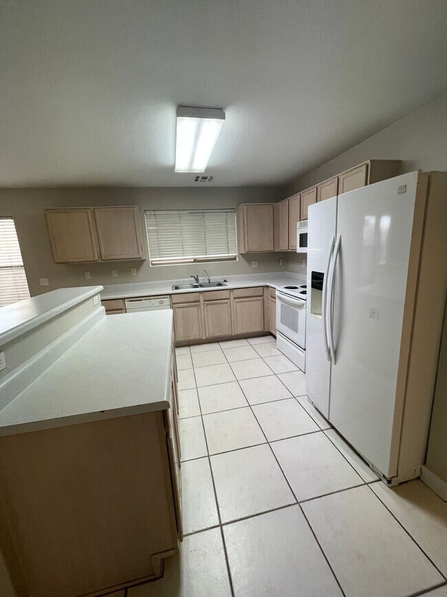 Foto del edificio - 696 S Concord St