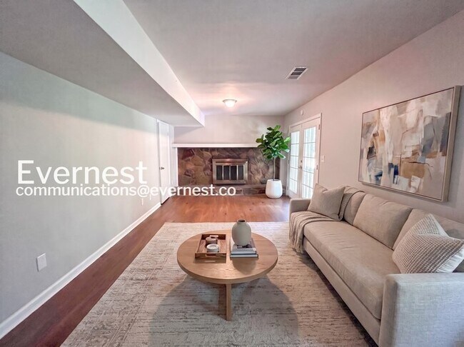 Building Photo - 5 Bed, 3 Bath Home with Garage / Pet-Friendly / Vouchers Accepted / Available Now!