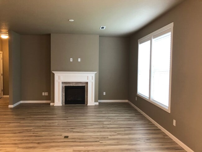 Building Photo - Small Quiet Neighborhood