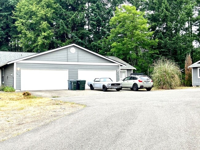 Building Photo - Remodeled 3-Bedroom Duplex Home in North G...