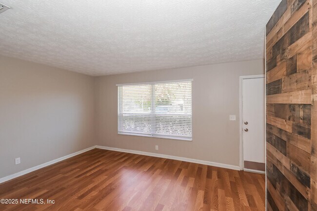 Foto del edificio - 8316 Frost St N
