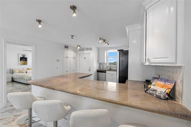Foto del edificio - 3100 NE 49th St
