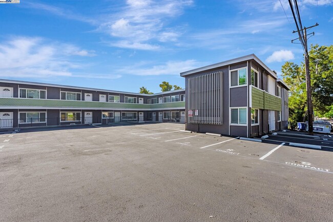 Building Photo - 1180 Saranap Ave