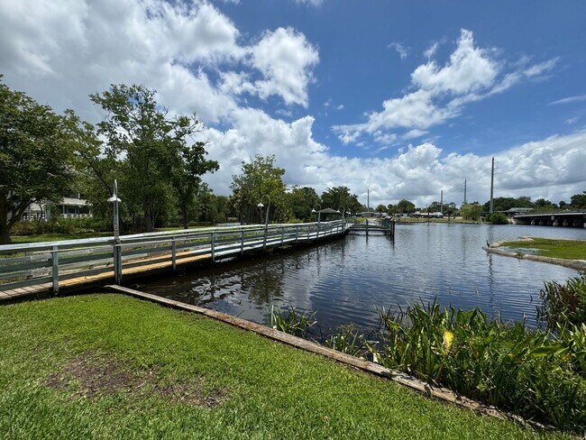 Foto del edificio - Westside Second Floor Condo- Available Now