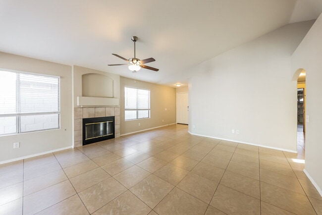 Building Photo - 8420 W Bloomfield Rd