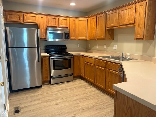 Building Photo - 1467 Oakhill Dr
