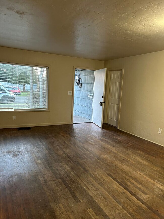 Building Photo - (889) Beca Ave Cottage - PET FRIENDLY - 2 Bed / 1 Bath