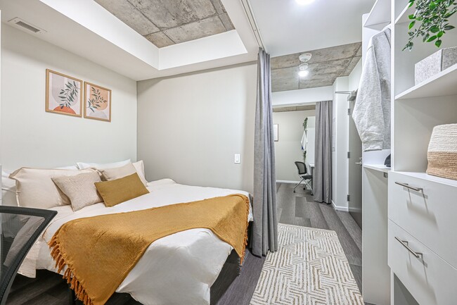 Photo du bâtiment - Private Room in Shared 2 Bed 1 Bath Apartment
