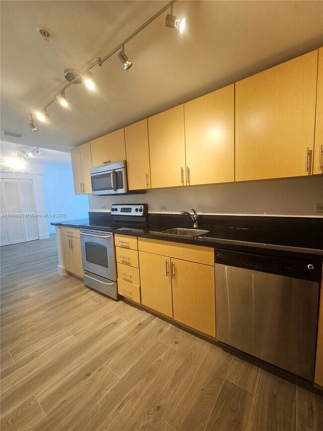 Building Photo - 7501 E Treasure Dr