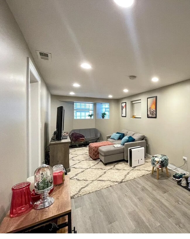 Foto del edificio - 2730 N Wilton Ave