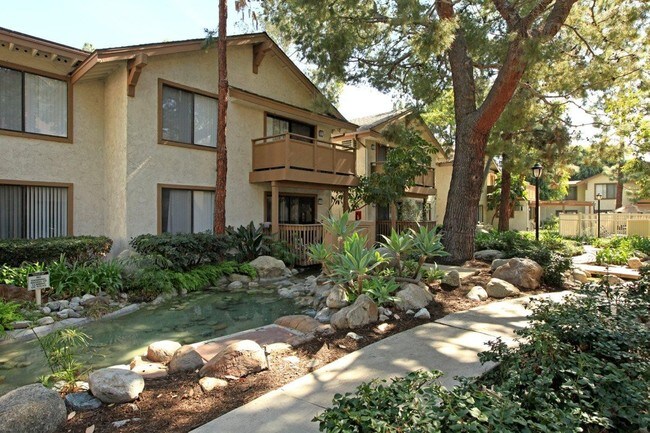 Foto del edificio - 3825 W Garden Grove Blvd