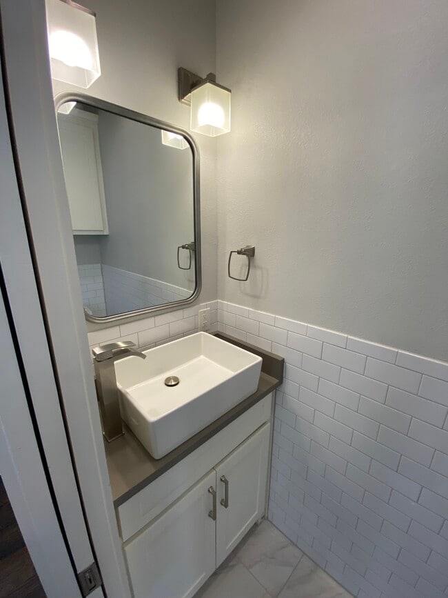 1/2 guest bath off entry room - 1107 N Winnetka Ave
