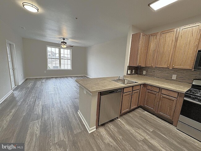 Building Photo - 525 Highland Ests