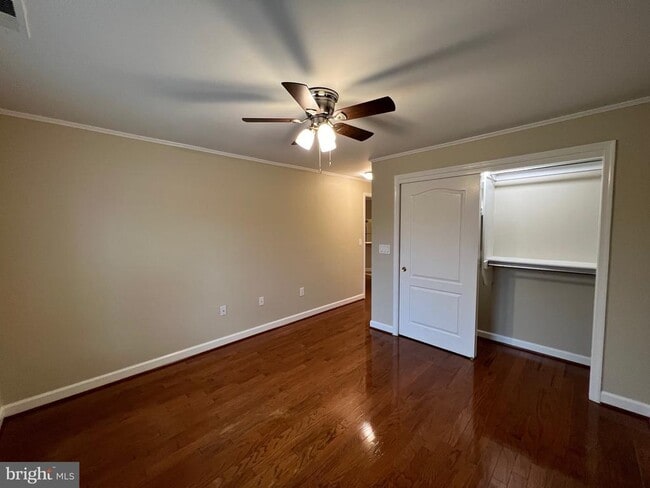 Building Photo - 6924 Fairfax Dr