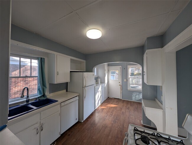 Building Photo - 1675 W 9th St