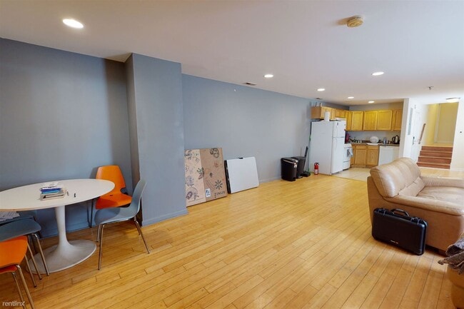 Building Photo - 4 br, 2 bath Triplex - 1708 N 18TH ST Unit B