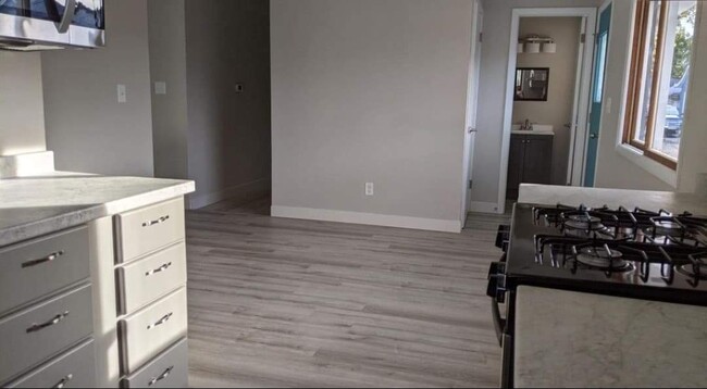 Dining area off kitchen - 1635 Rawson Ave