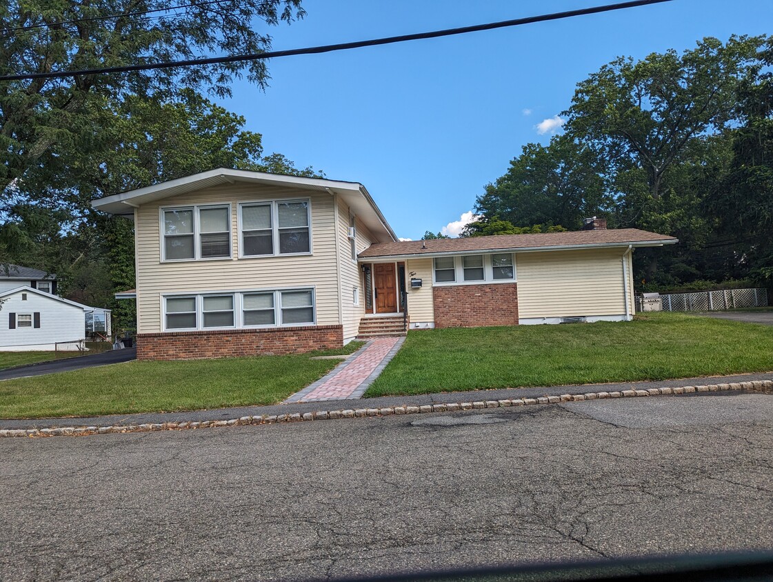 Primary Photo - 2 Korwel Cir