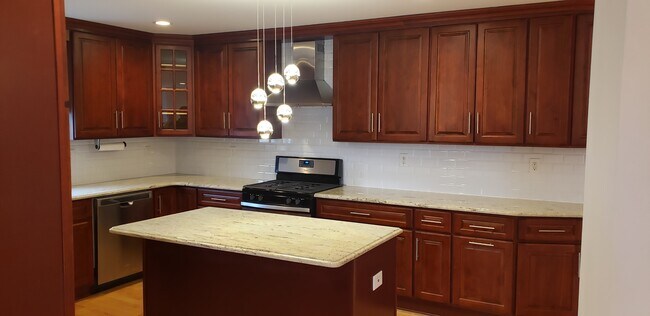 Foto del edificio - 764 Edgewater Ave