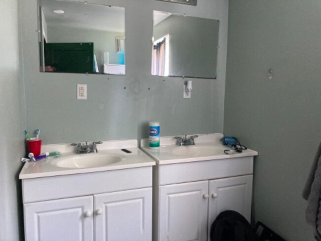 Building Photo - 4947 OH-43