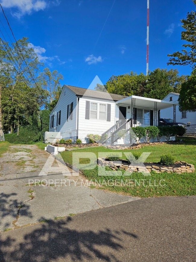 Building Photo - Charming 3 Bd 1- Ba Single Family Home in ...