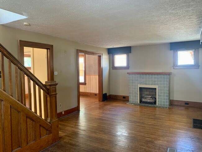Building Photo - 1525 Miami Ct NE