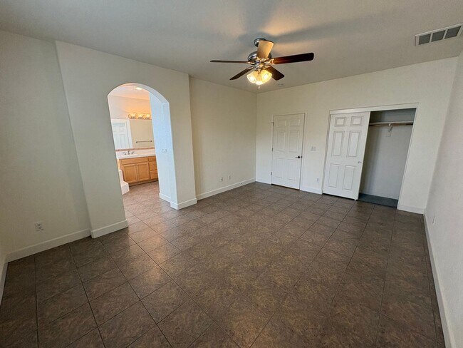 Building Photo - Spacious SW Visalia Home Available Now!
