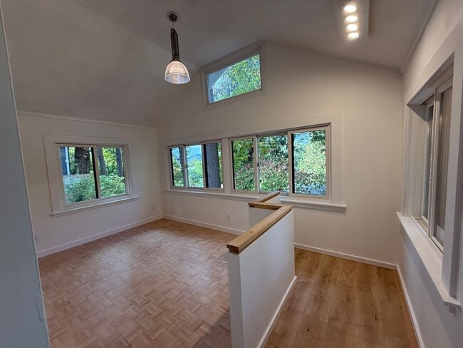 Building Photo - Incredible 2 bed, 1 bath home in SW Portla...