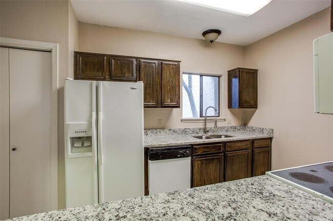 Foto del edificio - 5550 Spring Valley Rd