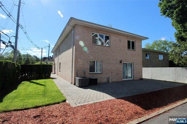 Building Photo - 499 Morse Ave