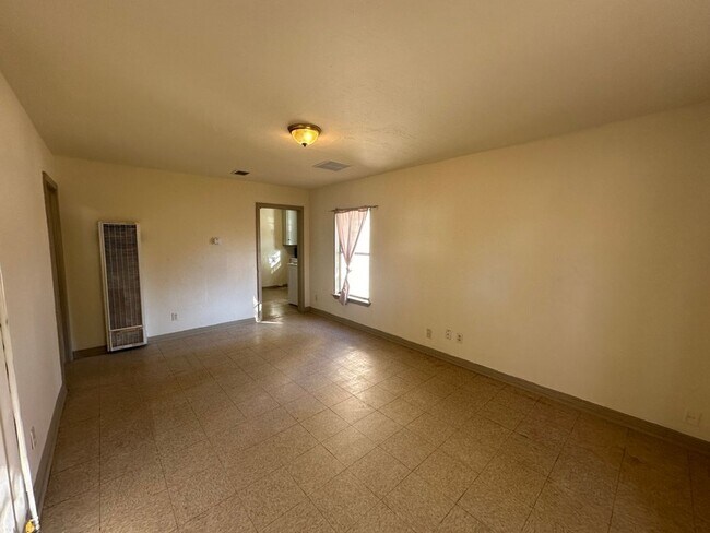 Building Photo - 1517/1519 Maple Drive