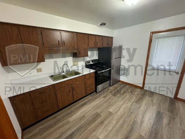 Building Photo - 2 Bed Single Level Apartment