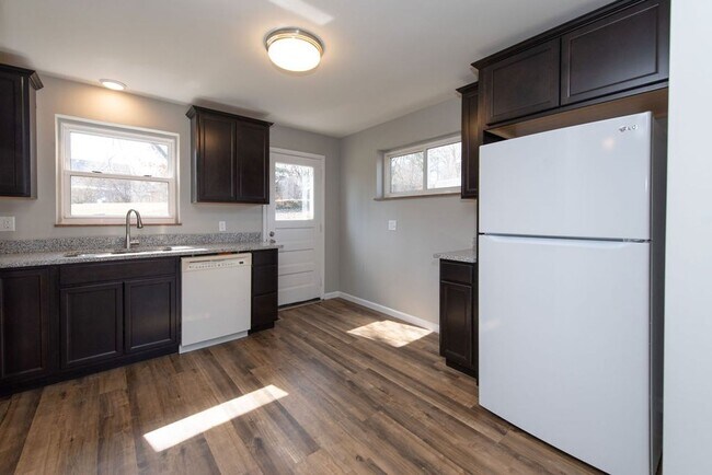 Foto del edificio - COVEDALE - 3+ bedroom brick cape cod  with one garage built in garage