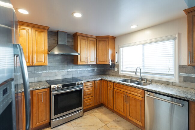 Stainless steel appliances - 1970 Tampa Way