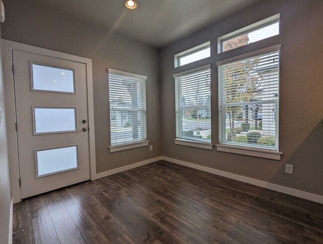 Foto del edificio - Modern 2 Bedroom Tiny Home- Near Walnut Gr...