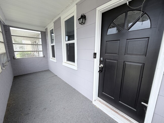 Building Photo - 714 B St