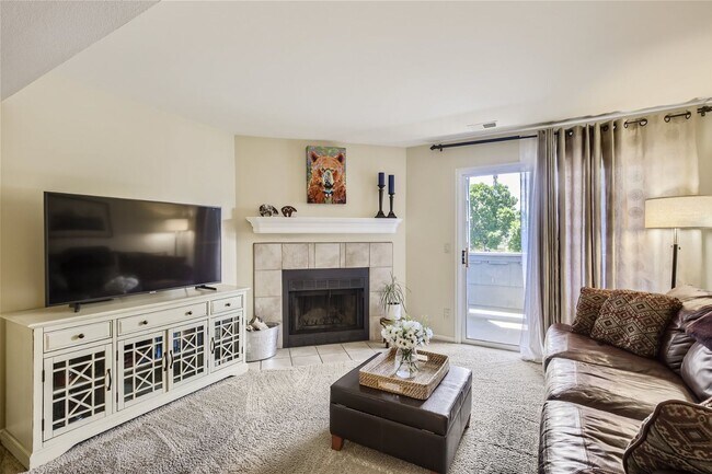 Building Photo - Updated 2 Bed 2 Bath Hunter Creek Condo W/Community Pool