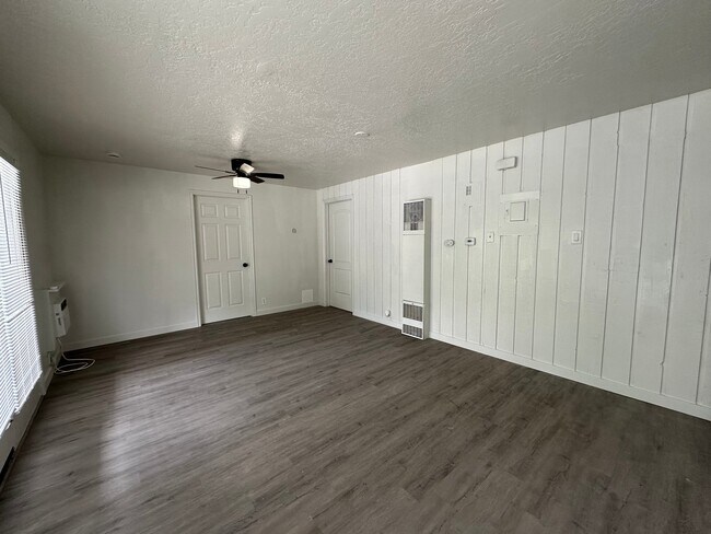 Foto del edificio - 951 N Redwood Rd