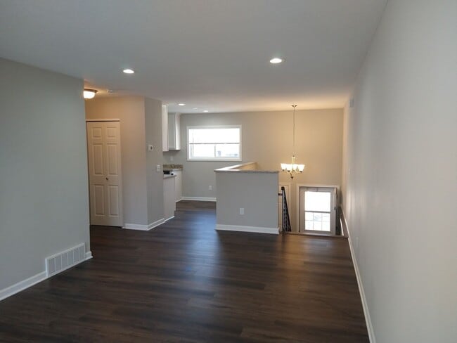 Building Photo - Cozy 3 Bed 1 & 3/4 Bath Townhome