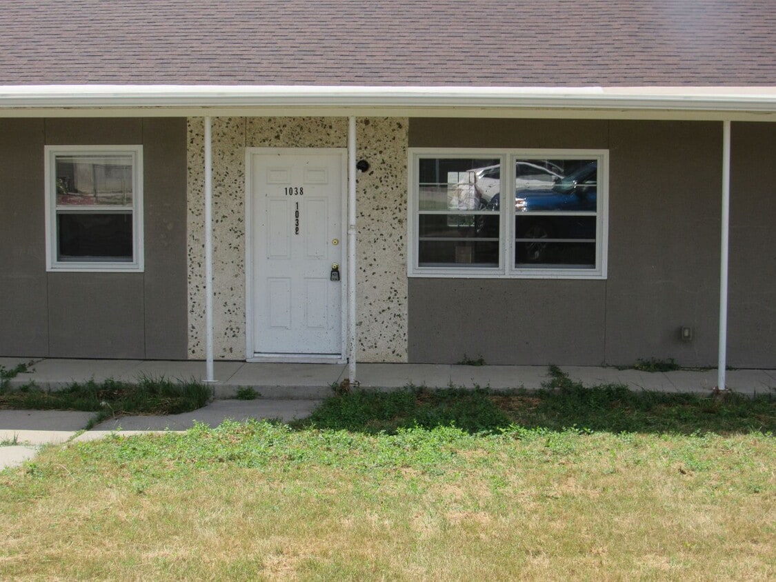 Primary Photo - Updated 2 bedroom unit in Triplex