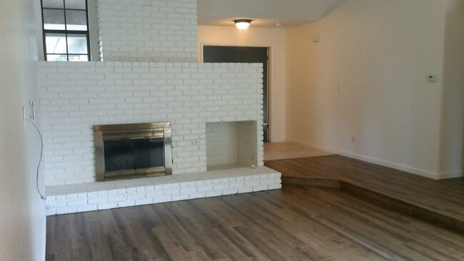 Building Photo - 315 E Nees Ave