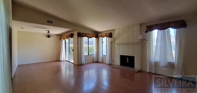 Foto del edificio - Cozy 2 bedroom 2 Bath home near Stowell and Broadway!
