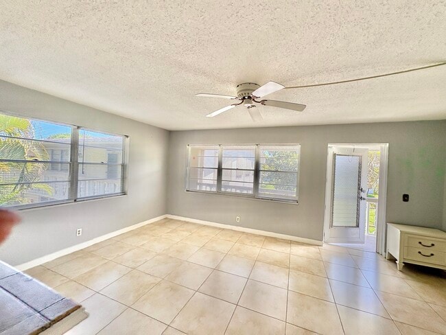 Building Photo - 298 Windsor N