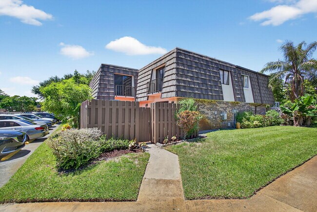 Foto del edificio - 1590 Forest Lakes Cir