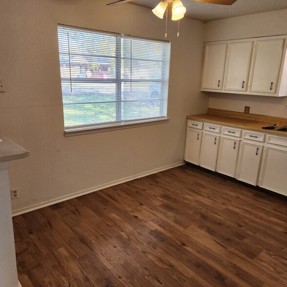 Foto del edificio - 402 E Hinton St