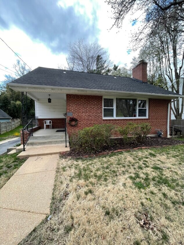 Front - 10204 Carroll Plz